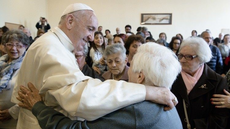 Papin susret sa starijim osobama u jednoj rimskoj zupi 2018. Vatican Media