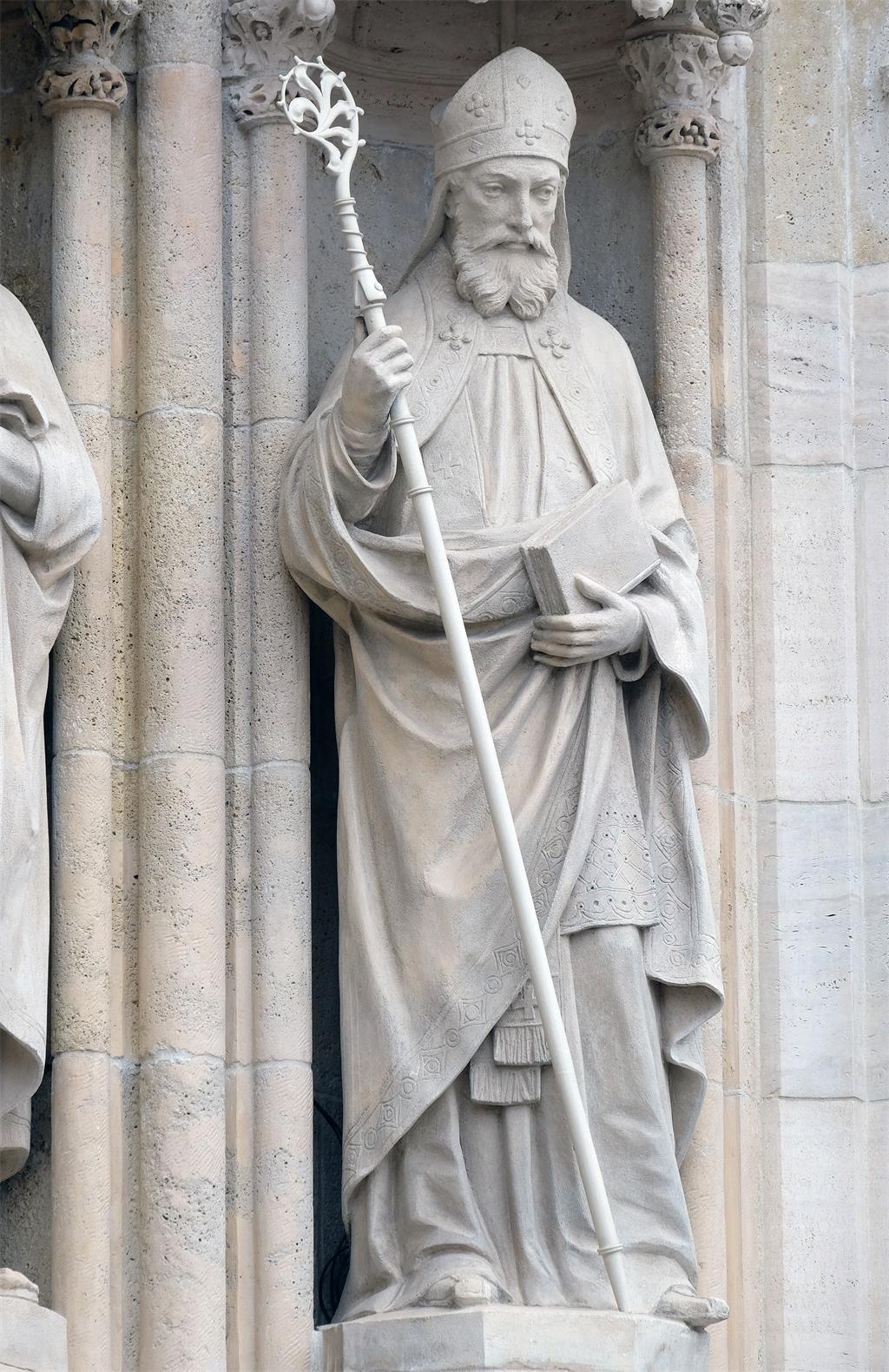 Kip sv. Cirila na portalu katedrale