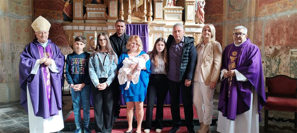 Biskup Gorski krstio peto dijete u obitelji Razum2024 2
