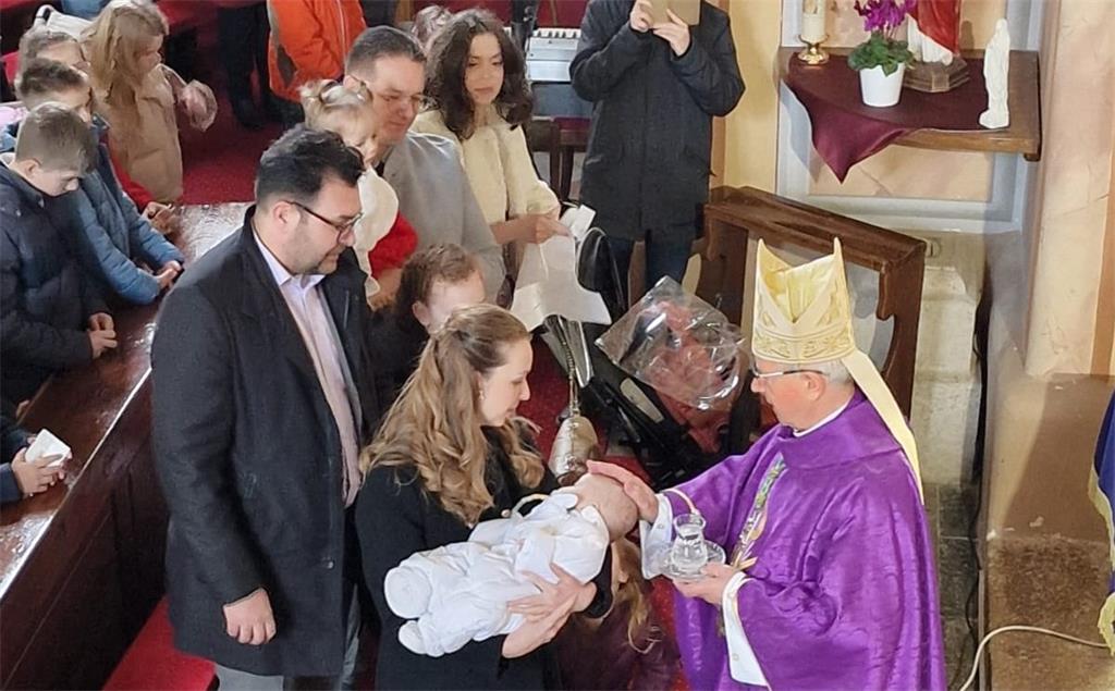 Biskup Gorski krstio peto dijete u obitelji Žučko2024 2