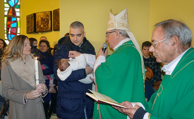 Biskup Gorski krstio peto dijete obitelji Čehil u župi BDM Žalosne Špansko2023 2