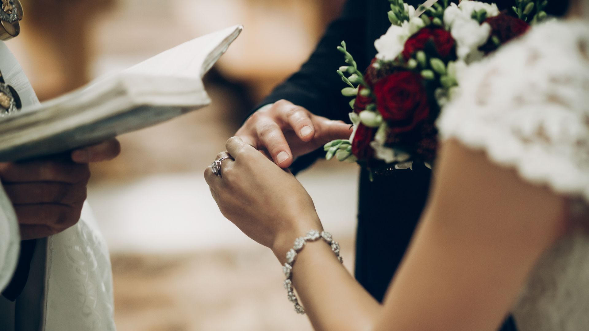 Золотая жена или право брачной клятвы. Жених и невеста обмениваются кольцами. Церемония обмена кольцами. Жених одевает кольцо невесте на палец. На руку молодожёнов надевают кольца в храме.