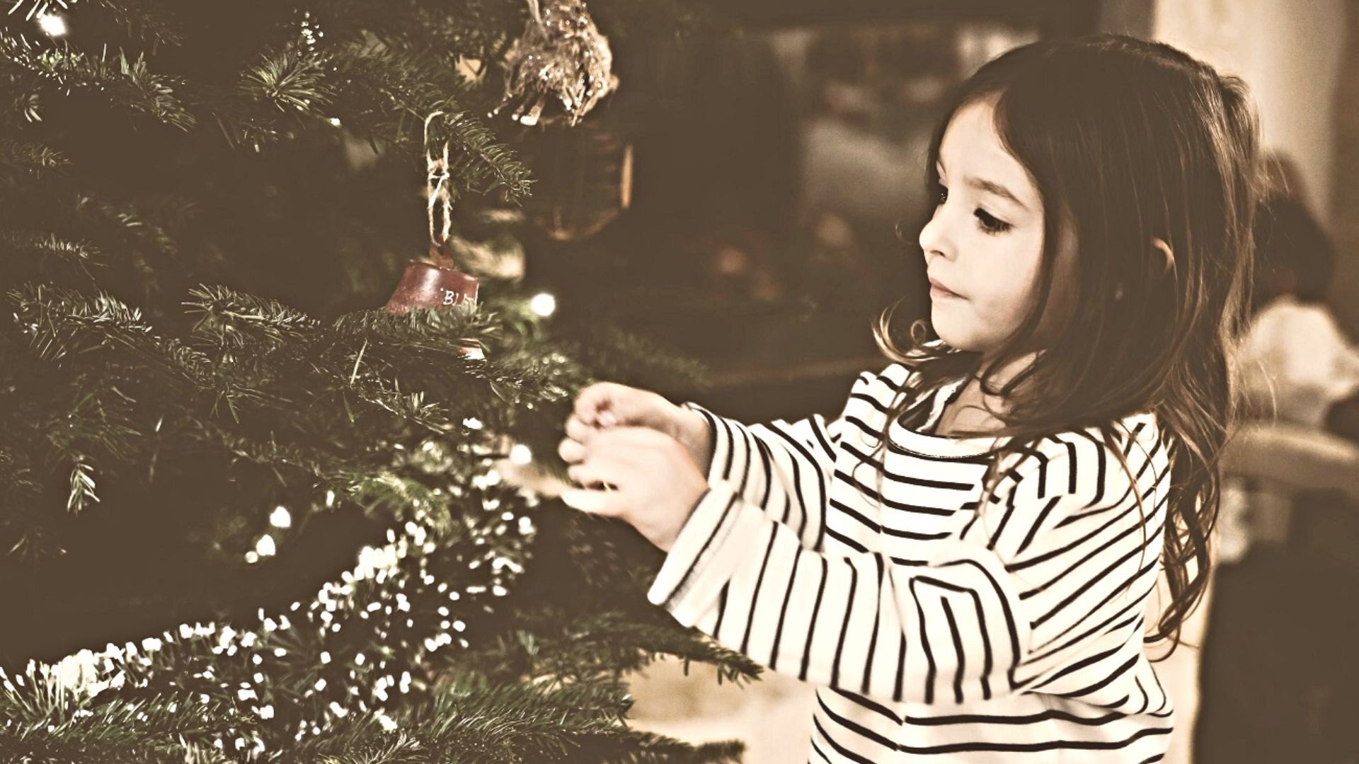dijete božićno drvce kićenje naslovna
