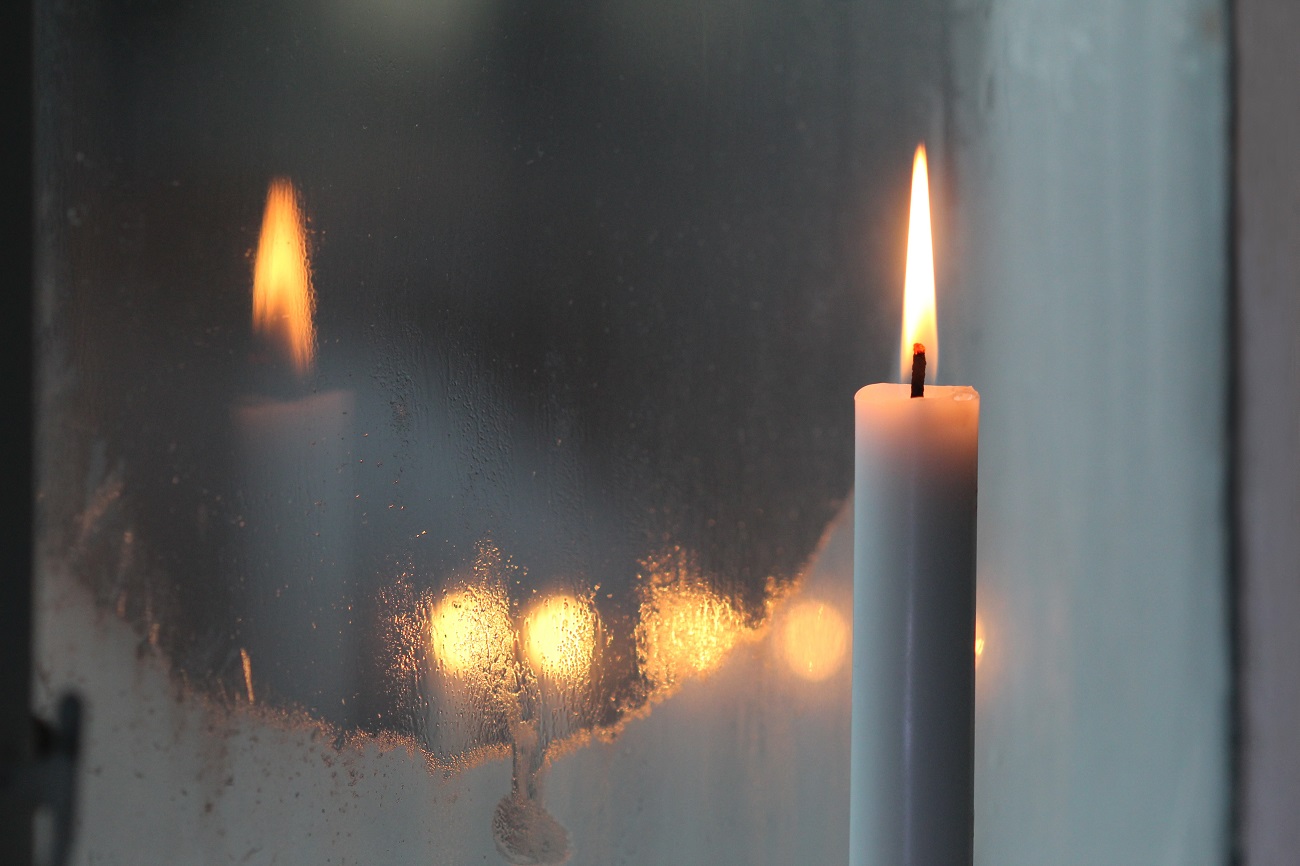 svijeća prozor advent došašće