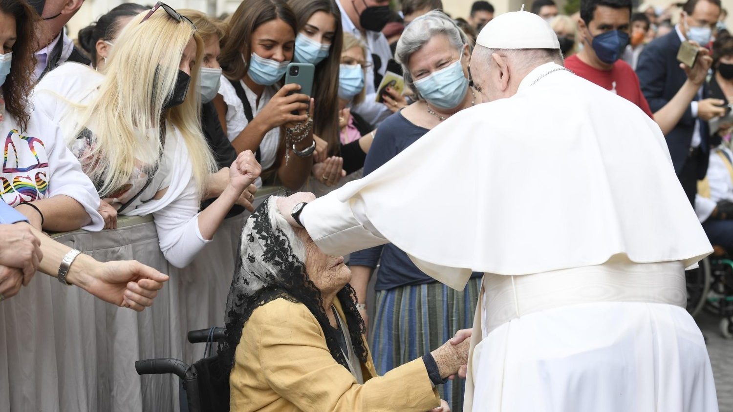 papa Franjo blagoslivlja staricu