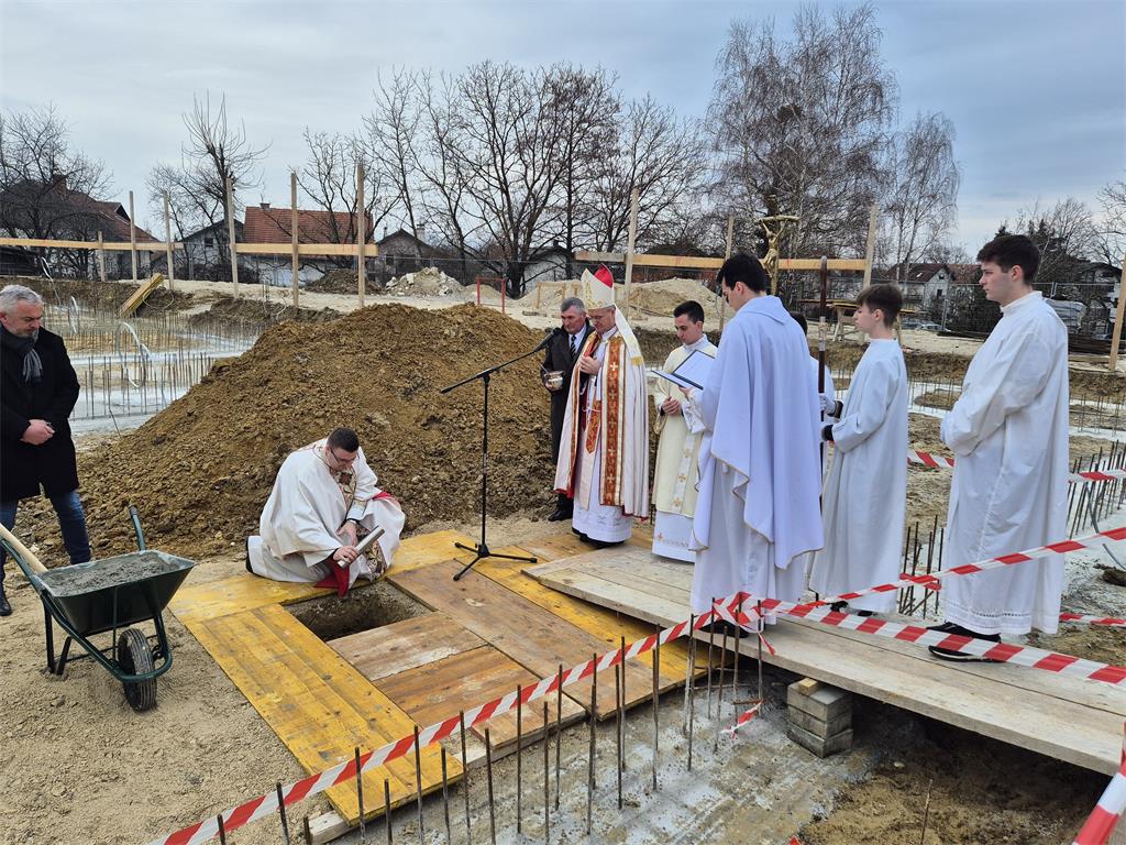 Nadbiskup blagoslovio kamen temeljac nove župne kuće i pastoralnog centra u Lugu Samoborskom 16